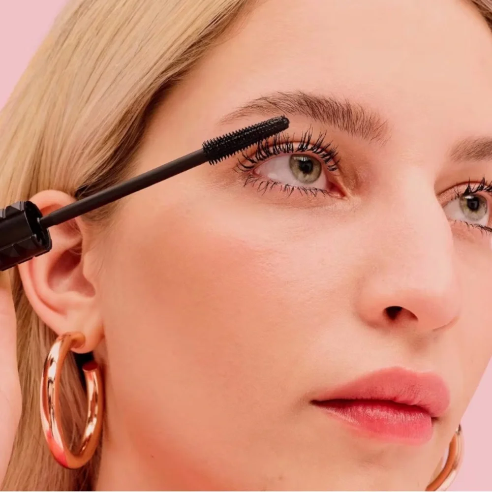 Benefit Cosmetics BADgal Bang! Mascara in Intense Pitch Black reach more lashes
